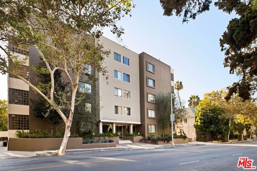 Rare opportunity to own an exceptionally spacious, beautifully - photo 49