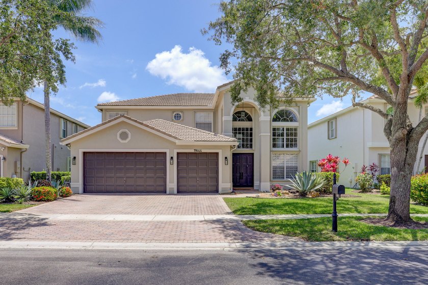 Rarely available Lake Front pool home in a GL Homes gated - photo 2
