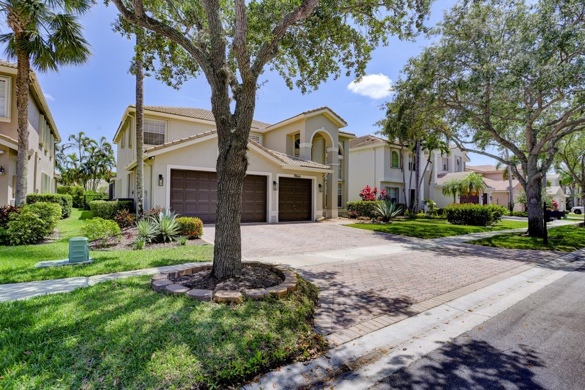 Rarely available Lake Front pool home in a GL Homes gated - photo 3
