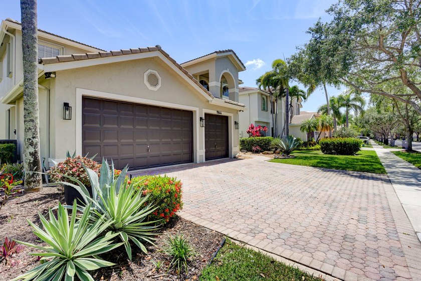 Rarely available Lake Front pool home in a GL Homes gated - photo 4