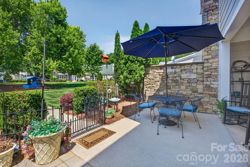 Live a carefree lifestyle with resort style amenities right here - photo 11