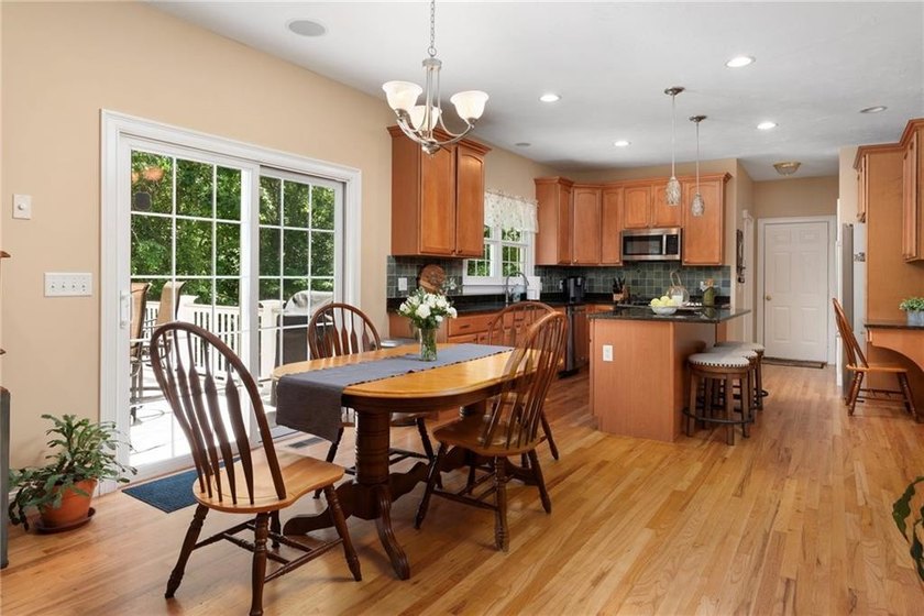 Welcome to this beautifully maintained 11-room Colonial nestled - photo 12