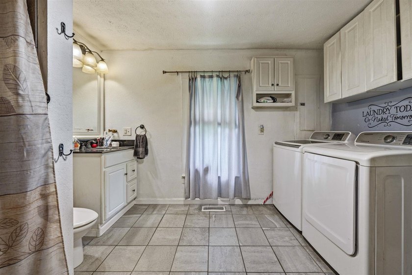 Escape to the peace and charm of country living with this - photo 16