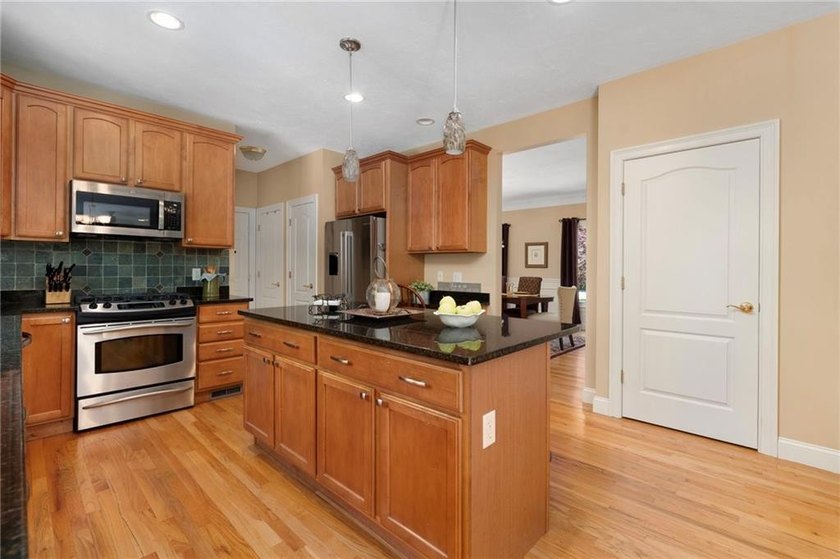 Welcome to this beautifully maintained 11-room Colonial nestled - photo 16
