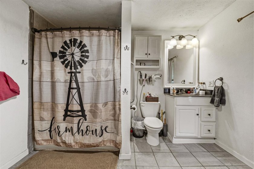 Escape to the peace and charm of country living with this - photo 17