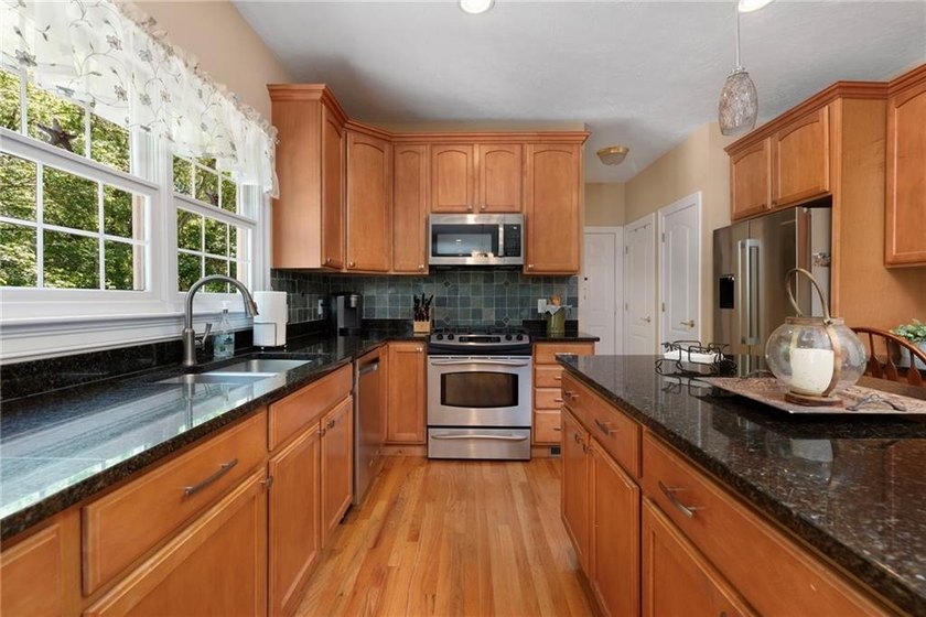 Welcome to this beautifully maintained 11-room Colonial nestled - photo 17