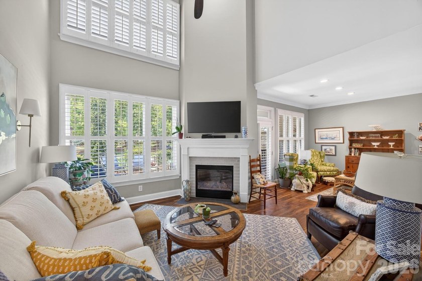 Live a carefree lifestyle with resort style amenities right here - photo 18