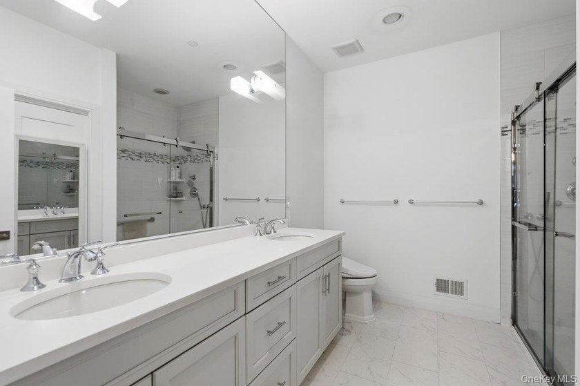 A Fabulous Jamestown Townhouse has a dramatic 2 Story Grand - photo 25