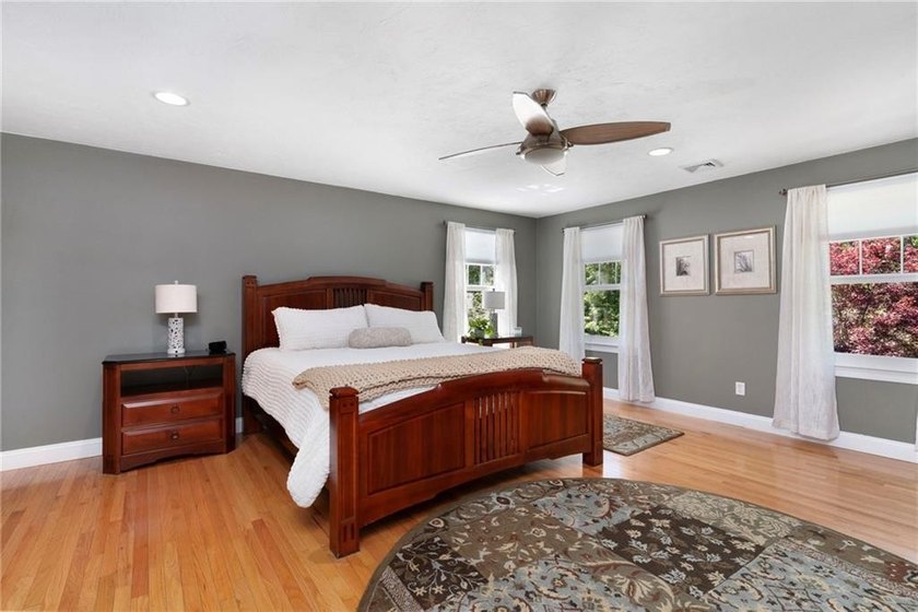 Welcome to this beautifully maintained 11-room Colonial nestled - photo 26