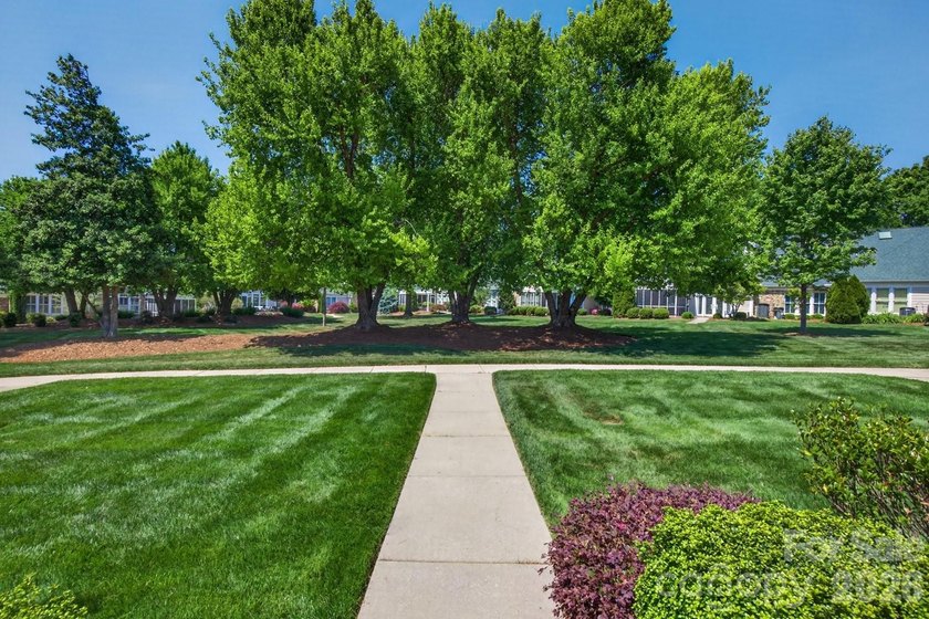 Live a carefree lifestyle with resort style amenities right here - photo 27