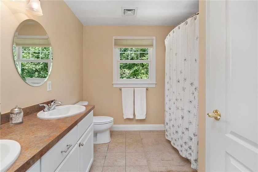 Welcome to this beautifully maintained 11-room Colonial nestled - photo 28