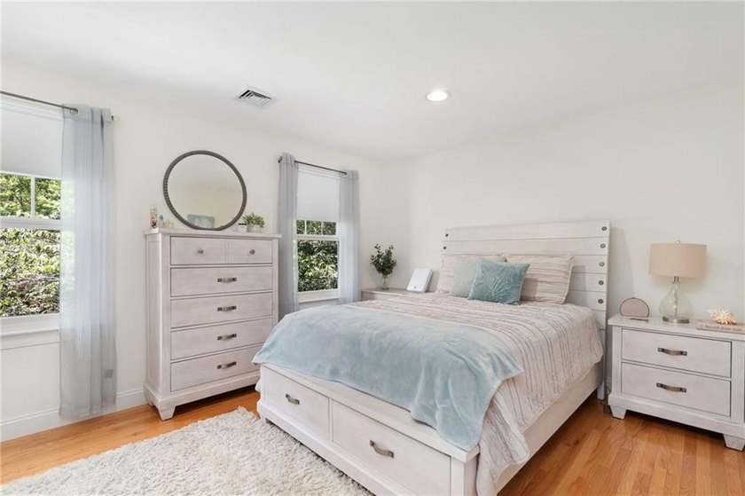 Welcome to this beautifully maintained 11-room Colonial nestled - photo 29