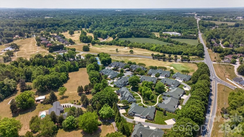 Live a carefree lifestyle with resort style amenities right here - photo 30