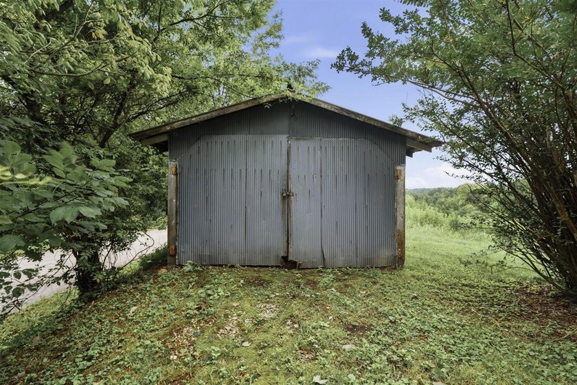 Escape to the peace and charm of country living with this - photo 30