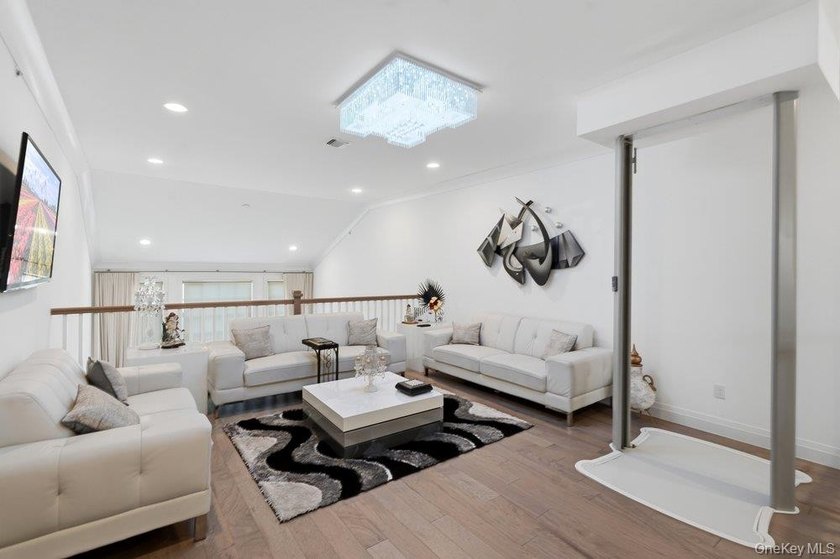 A Fabulous Jamestown Townhouse has a dramatic 2 Story Grand - photo 34