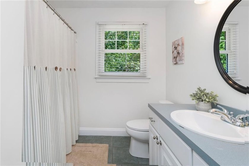 Welcome to this beautifully maintained 11-room Colonial nestled - photo 35
