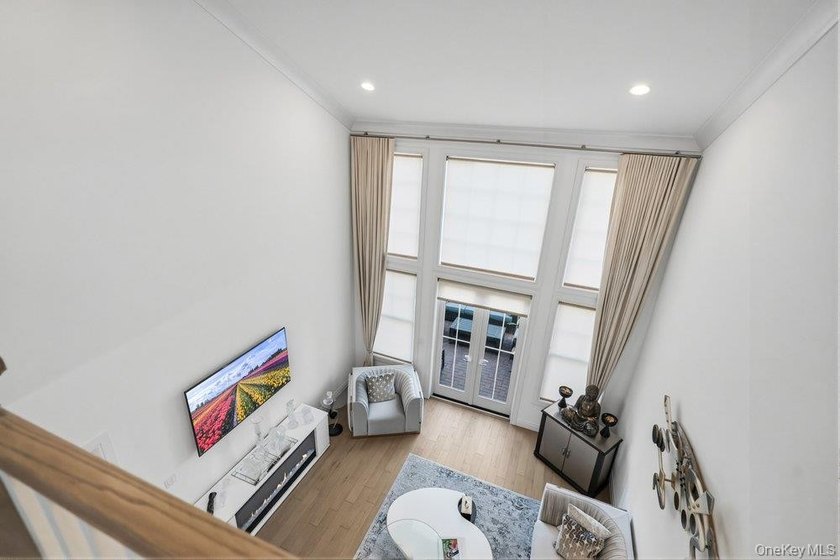 A Fabulous Jamestown Townhouse has a dramatic 2 Story Grand - photo 36