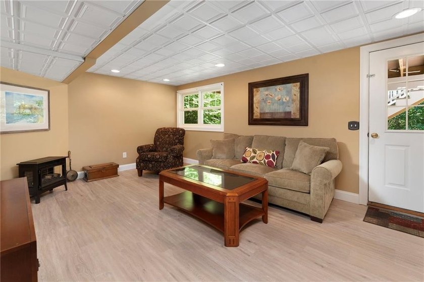 Welcome to this beautifully maintained 11-room Colonial nestled - photo 37