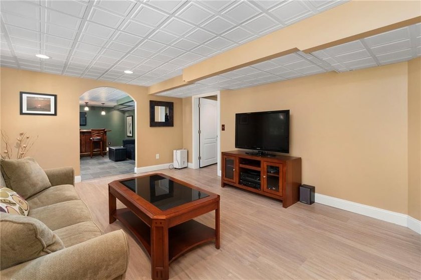Welcome to this beautifully maintained 11-room Colonial nestled - photo 38