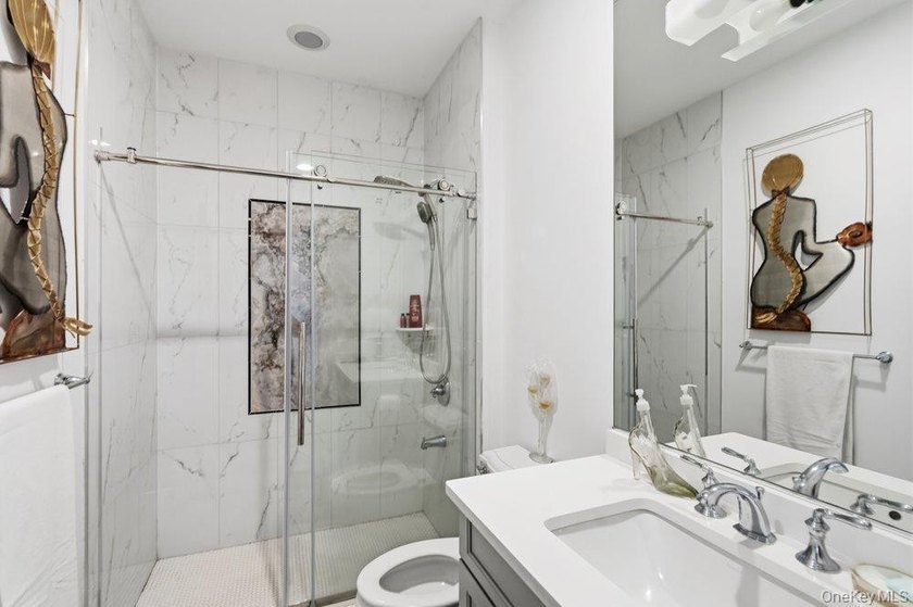 A Fabulous Jamestown Townhouse has a dramatic 2 Story Grand - photo 39