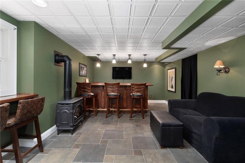 Welcome to this beautifully maintained 11-room Colonial nestled - photo 39