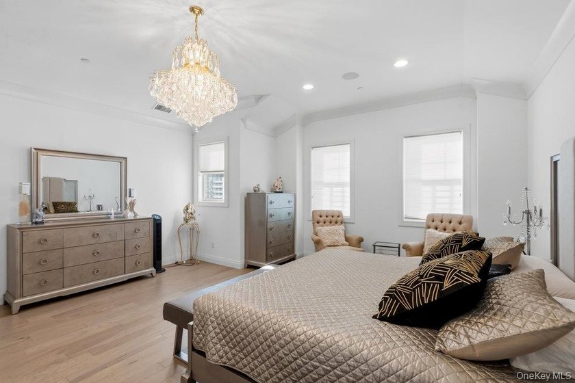 A Fabulous Jamestown Townhouse has a dramatic 2 Story Grand - photo 41