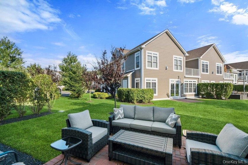 A Fabulous Jamestown Townhouse has a dramatic 2 Story Grand - photo 42