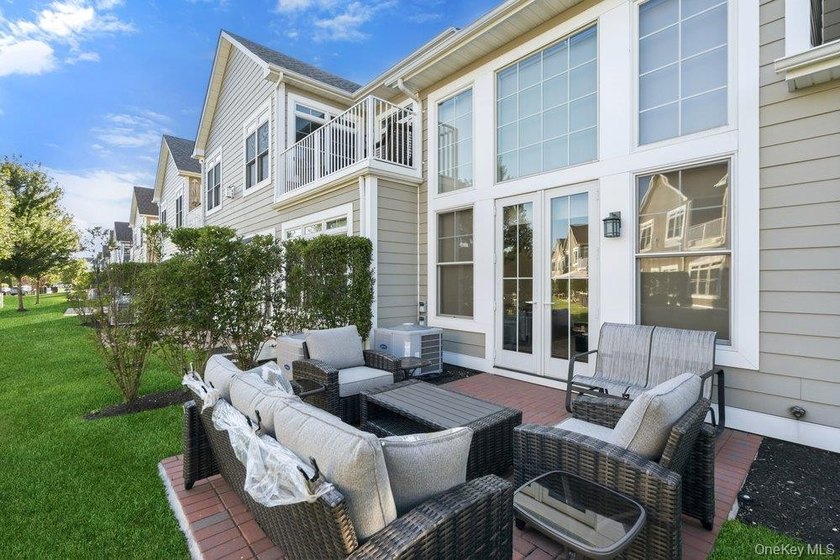 A Fabulous Jamestown Townhouse has a dramatic 2 Story Grand - photo 43
