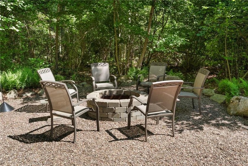 Welcome to this beautifully maintained 11-room Colonial nestled - photo 46