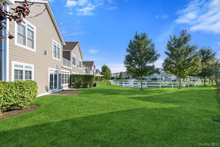 A Fabulous Jamestown Townhouse has a dramatic 2 Story Grand - photo 48
