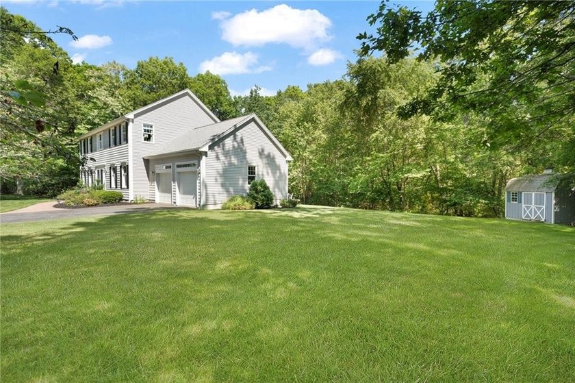 Welcome to this beautifully maintained 11-room Colonial nestled - photo 48