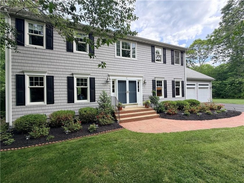 Welcome to this beautifully maintained 11-room Colonial nestled - photo 50