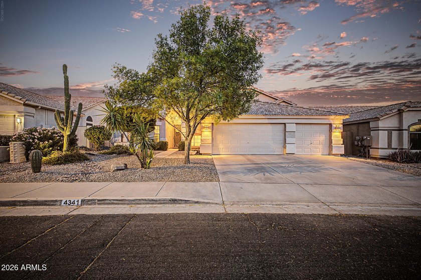 Welcome to this stunning Cave Creek home, where modern style and - photo 2