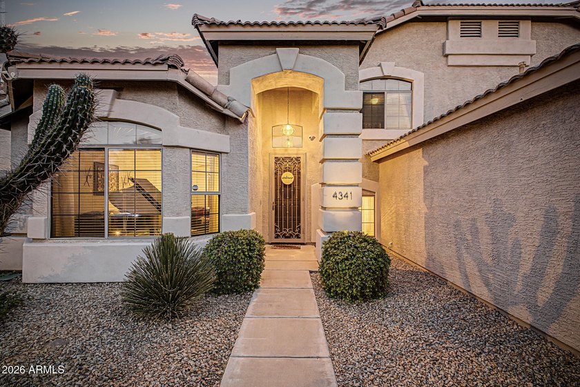 Welcome to this stunning Cave Creek home, where modern style and - photo 4