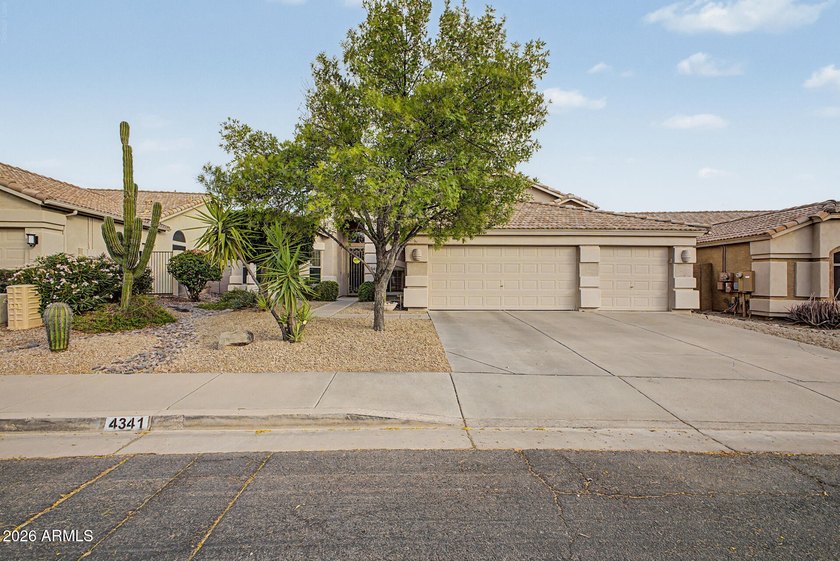 Welcome to this stunning Cave Creek home, where modern style and - photo 5
