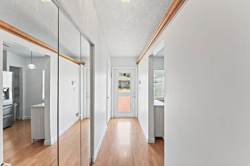 Bright, immaculate, 2- bedroom, 2-bath villa is the perfect - photo 2