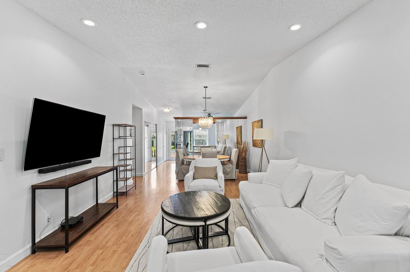 Bright, immaculate, 2- bedroom, 2-bath villa is the perfect - photo 4