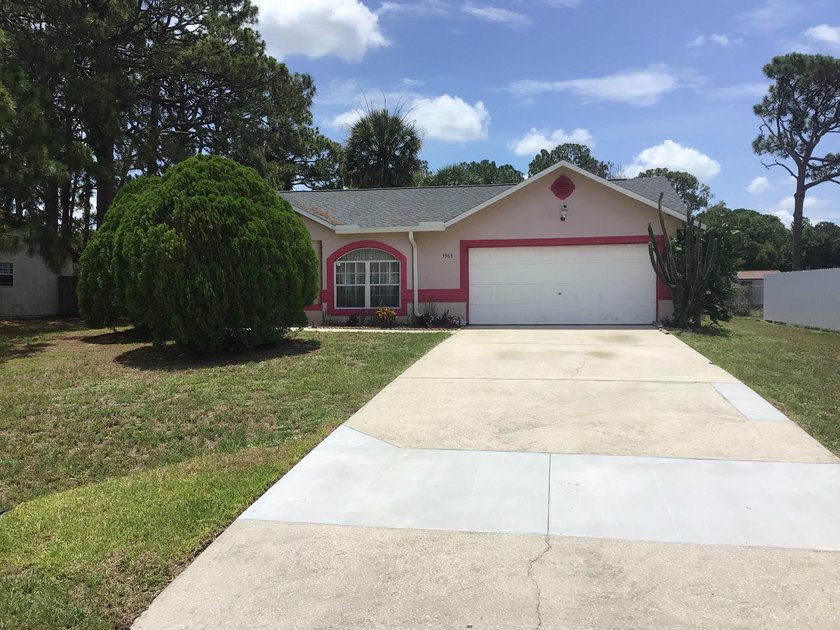 Outstanding 3 bedroom / 2 bath / 2 car garage single family home - photo 2