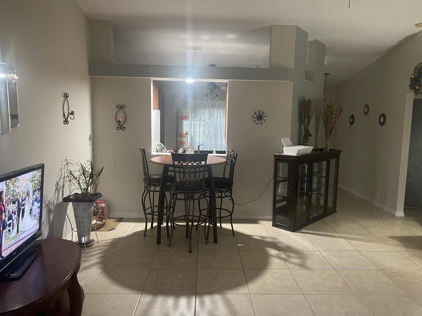Outstanding 3 bedroom / 2 bath / 2 car garage single family home - photo 4