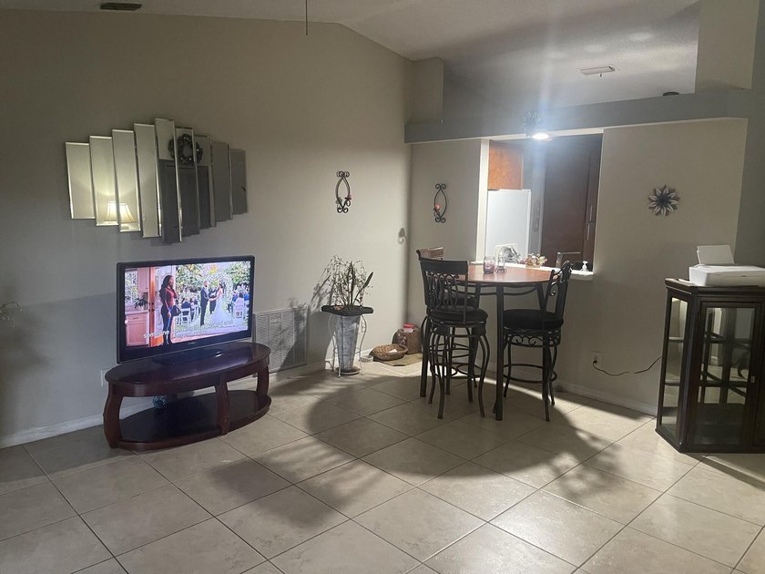 Outstanding 3 bedroom / 2 bath / 2 car garage single family home - photo 5