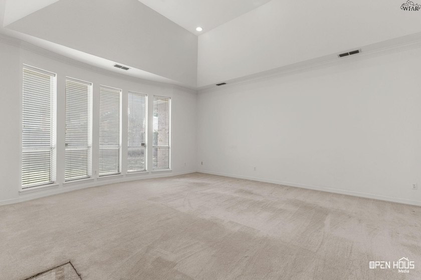 The heart of the home has a whole new look! This beautiful home - photo 11