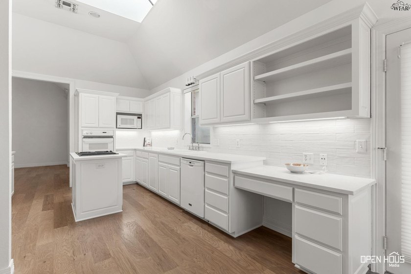 The heart of the home has a whole new look! This beautiful home - photo 12