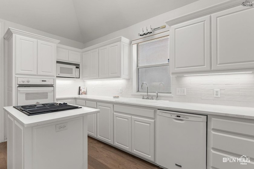The heart of the home has a whole new look! This beautiful home - photo 15