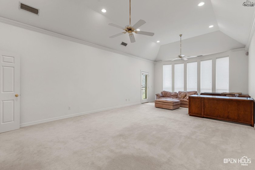 The heart of the home has a whole new look! This beautiful home - photo 23