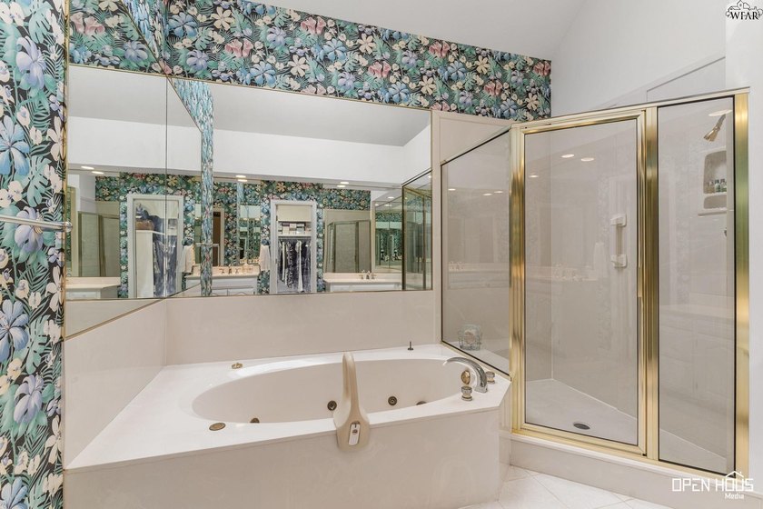 The heart of the home has a whole new look! This beautiful home - photo 25
