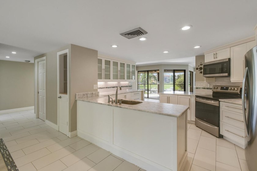 Luxurious Move-in Ready, Updated Waterfront Condo in Harbor - photo 8