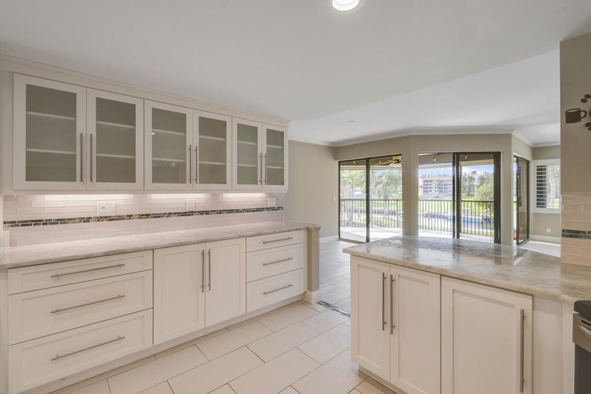 Luxurious Move-in Ready, Updated Waterfront Condo in Harbor - photo 10