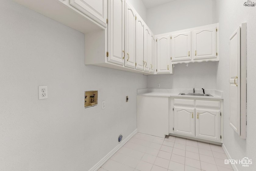 The heart of the home has a whole new look! This beautiful home - photo 35