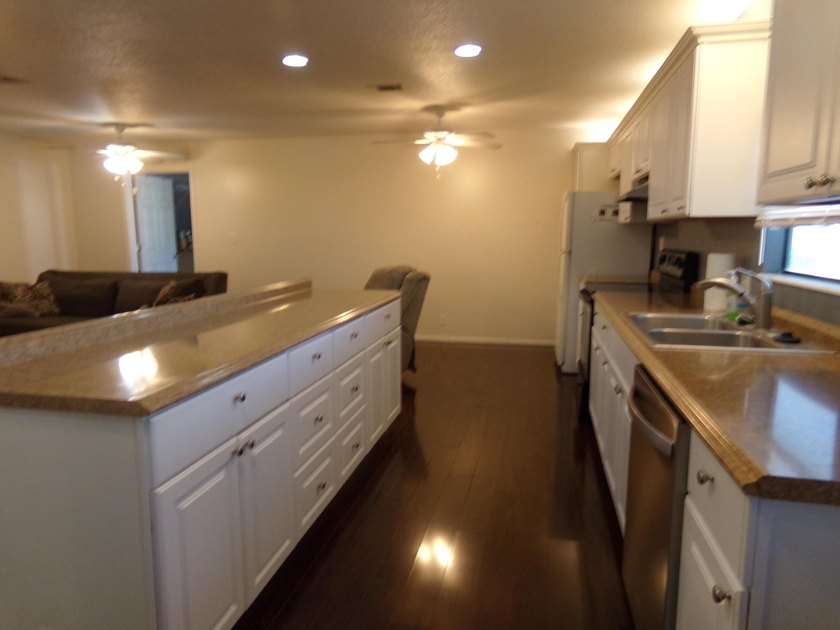 Welcome to this charming 3-bedroom, 2-bathroom manufactured home - photo 4