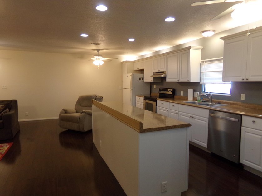Welcome to this charming 3-bedroom, 2-bathroom manufactured home - photo 5